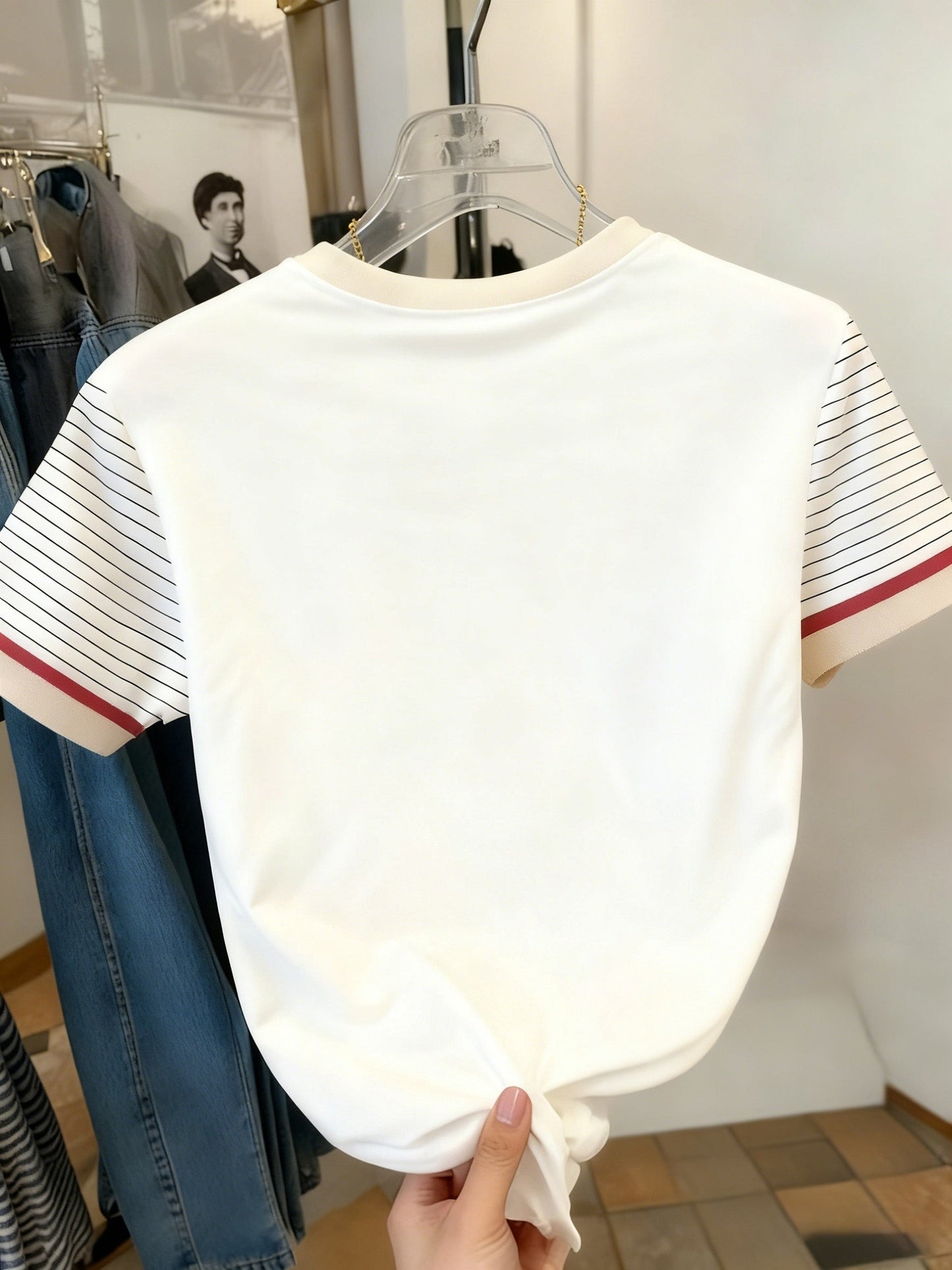 Women's T-shirt with Unicorn Logo and Striped Sleeves – Casual Wear with a Modern Style