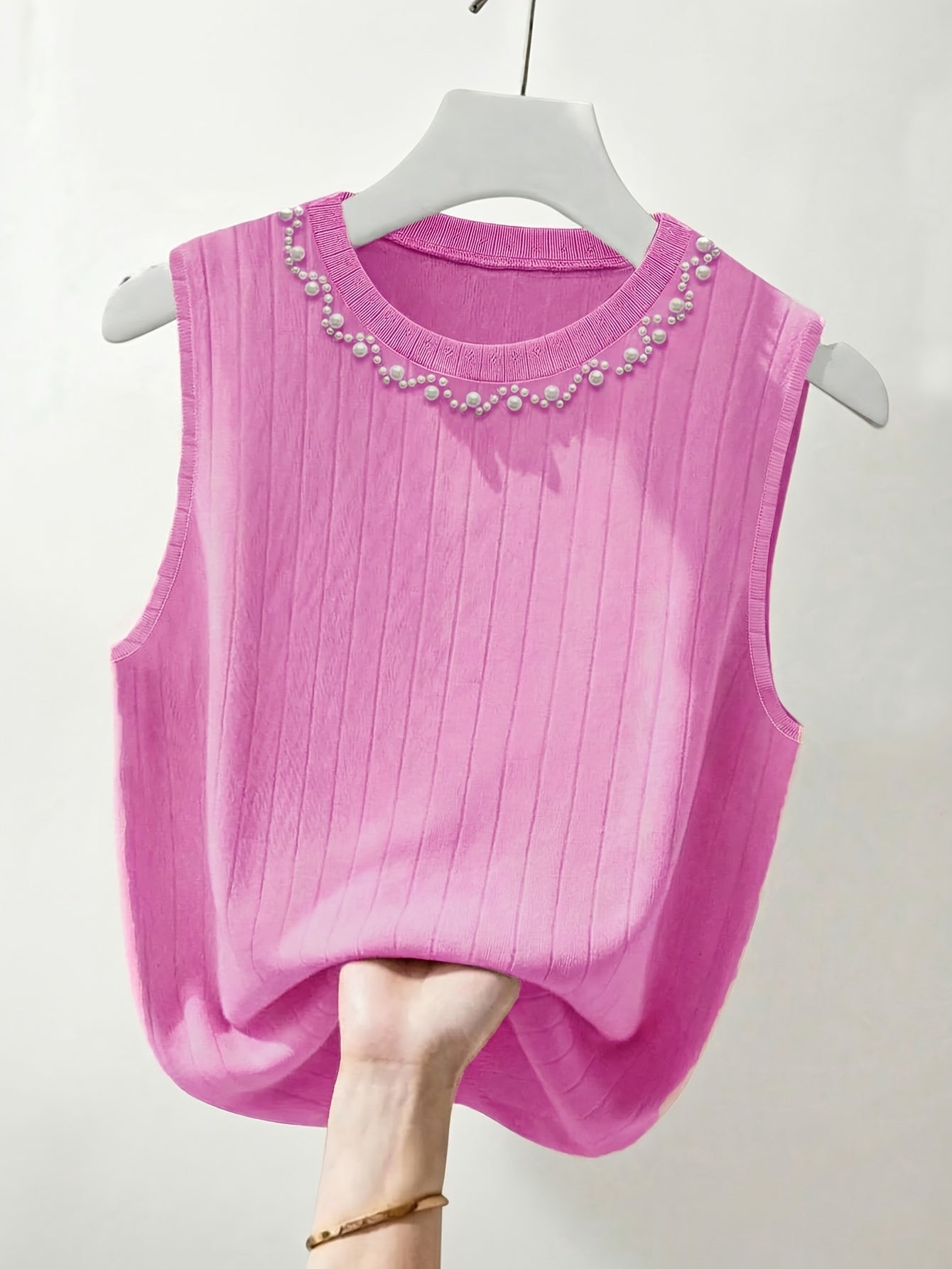 Women's sleeveless knit top with pearl embellishment – Elegant casual look for spring and summer