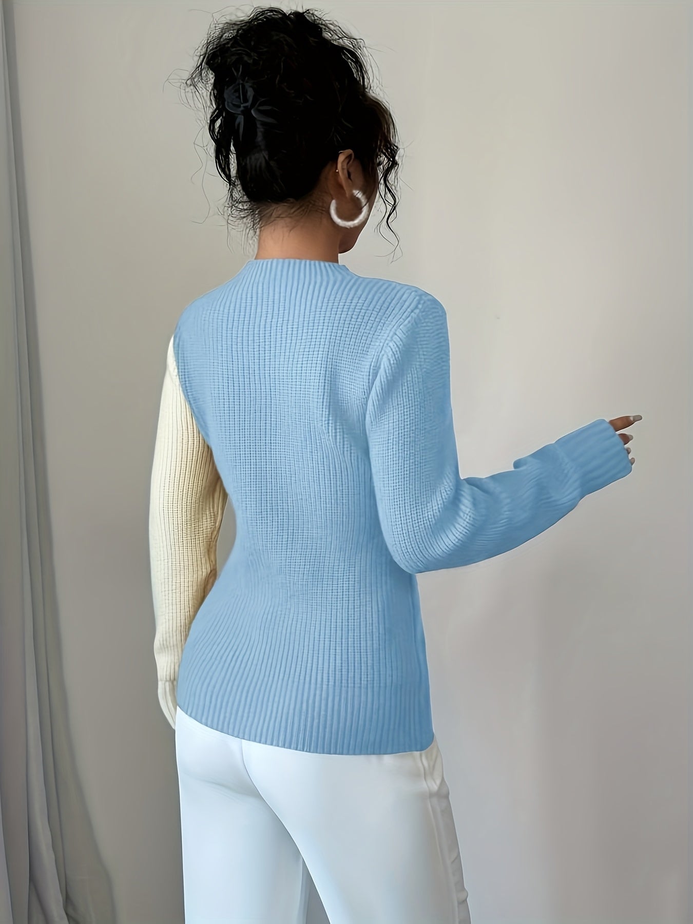 Women’s knitted pullover with heart pattern, crew neck, ribbed knit, long sleeves