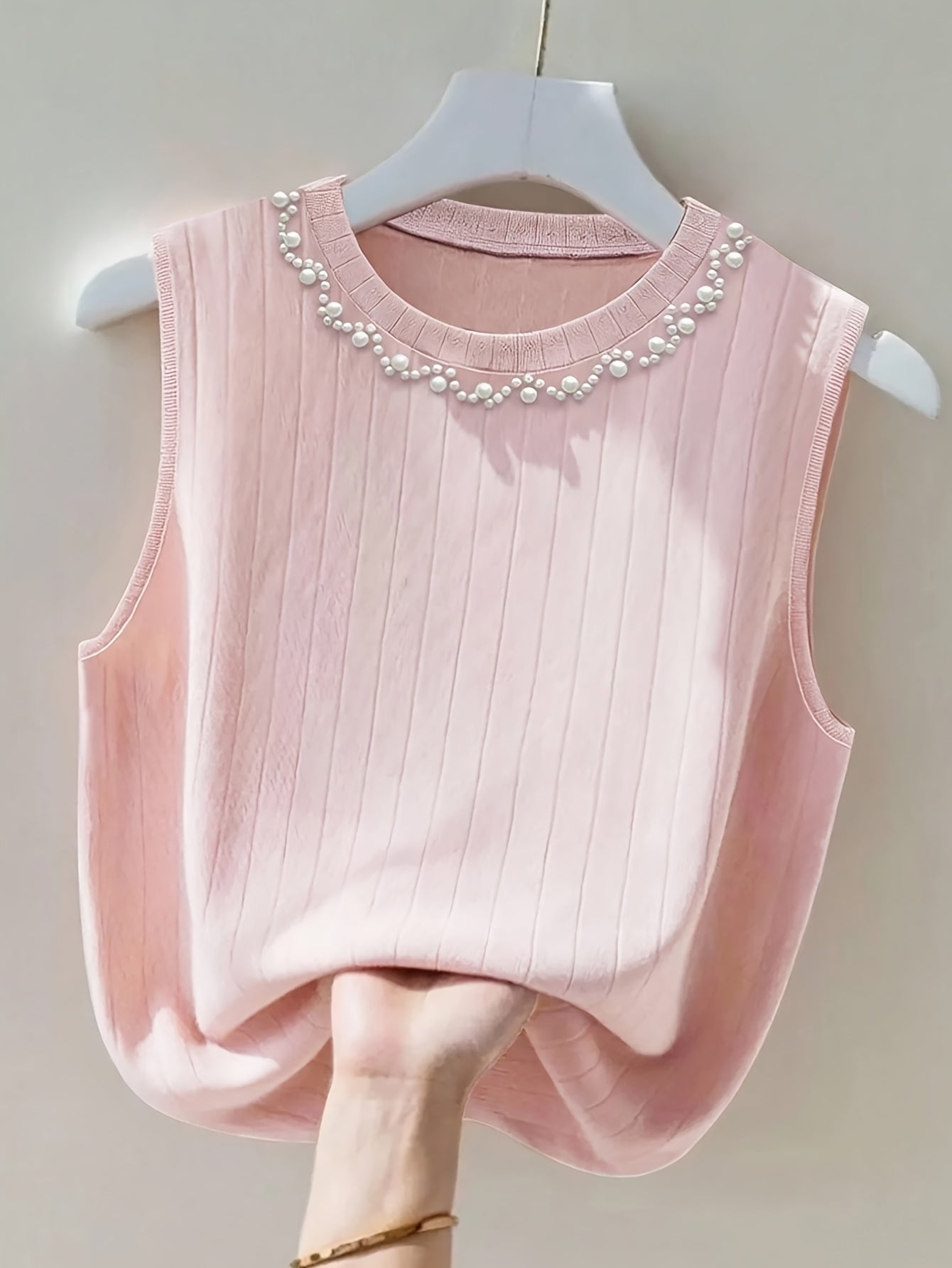 Women's sleeveless knit top with pearl embellishment – Elegant casual look for spring and summer