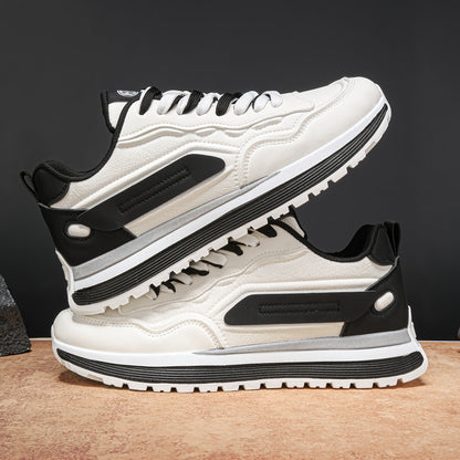 Unisex sneakers in white and black with a lugged sole