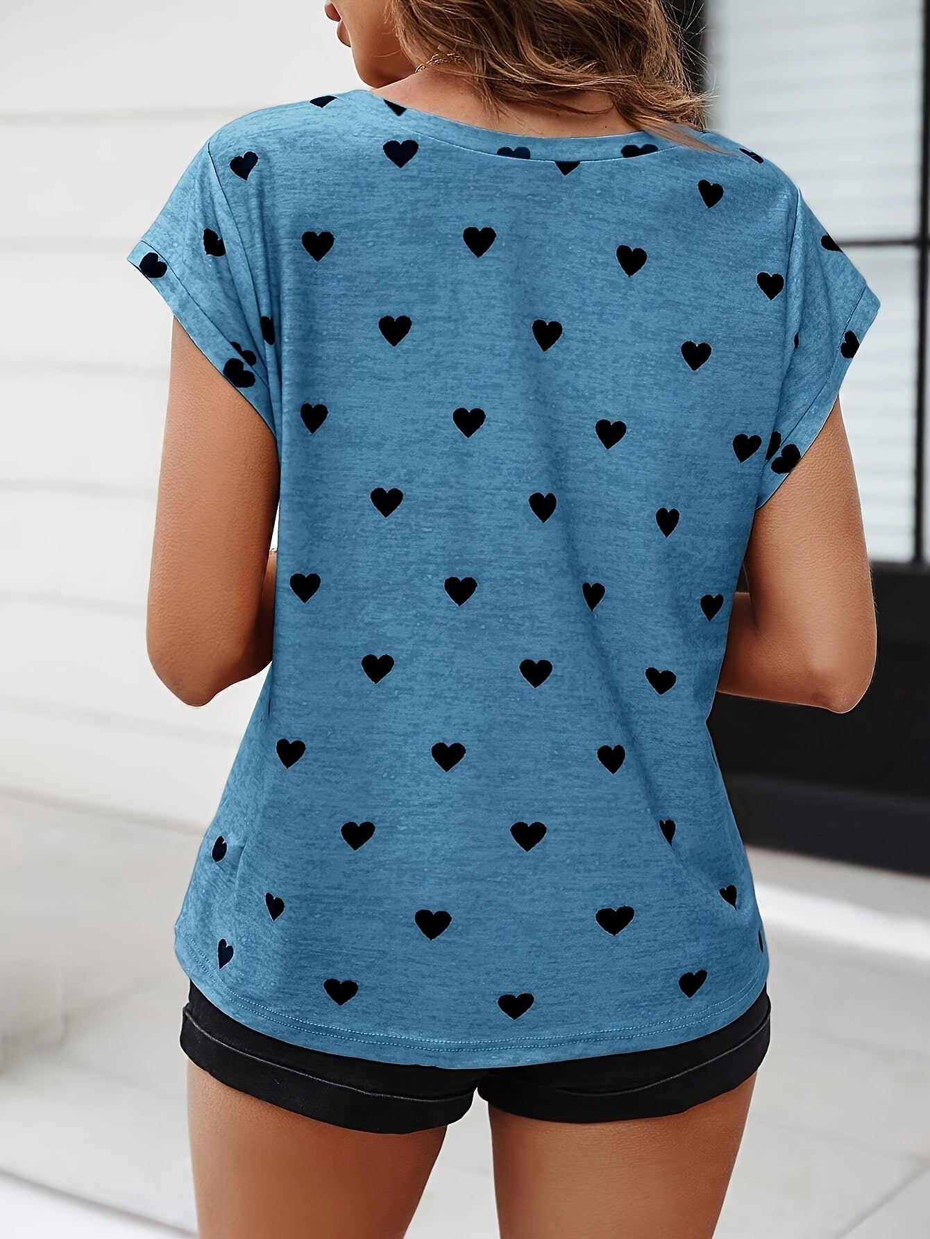 Women's T-Shirt with Heart Pattern, V-Neck, Casual and Elegant for Summer