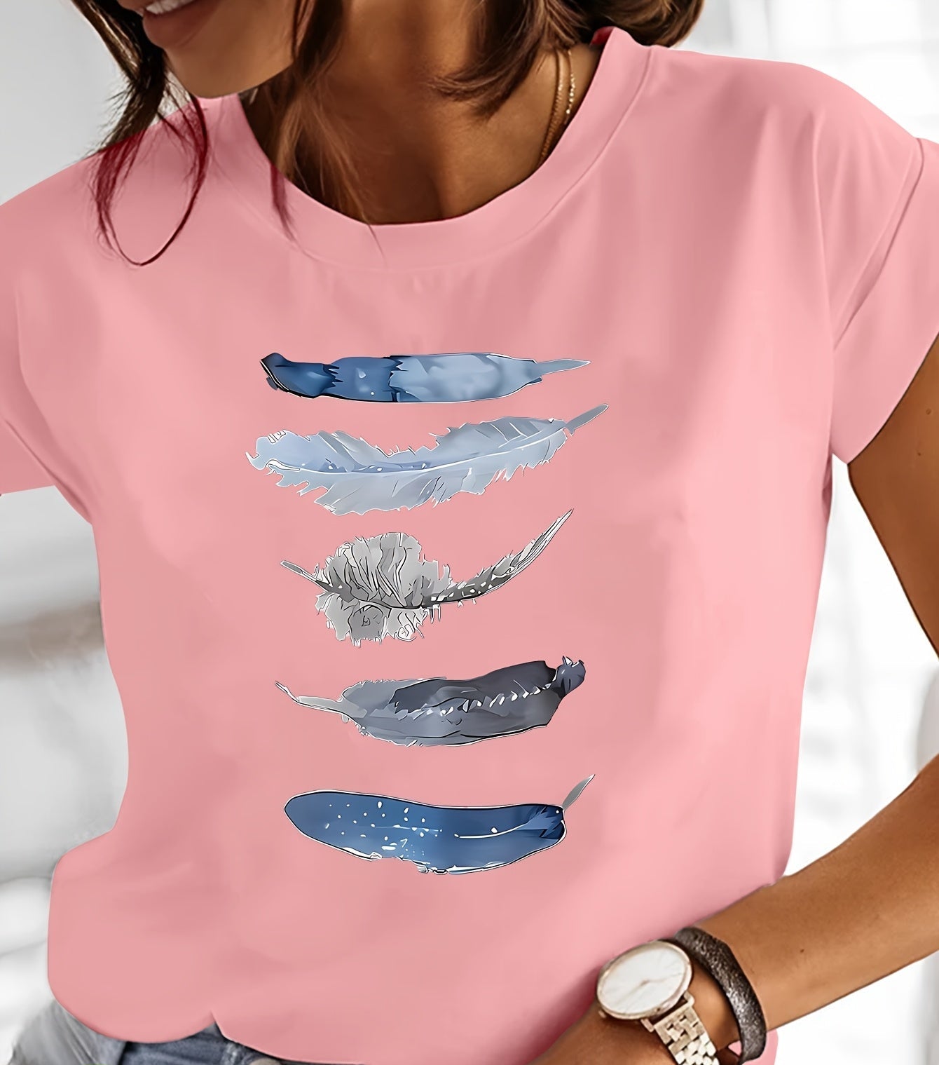 Damen T-Shirt mit künstlerischem Feder-Print, lässiges Design für Alltag und Freizeit