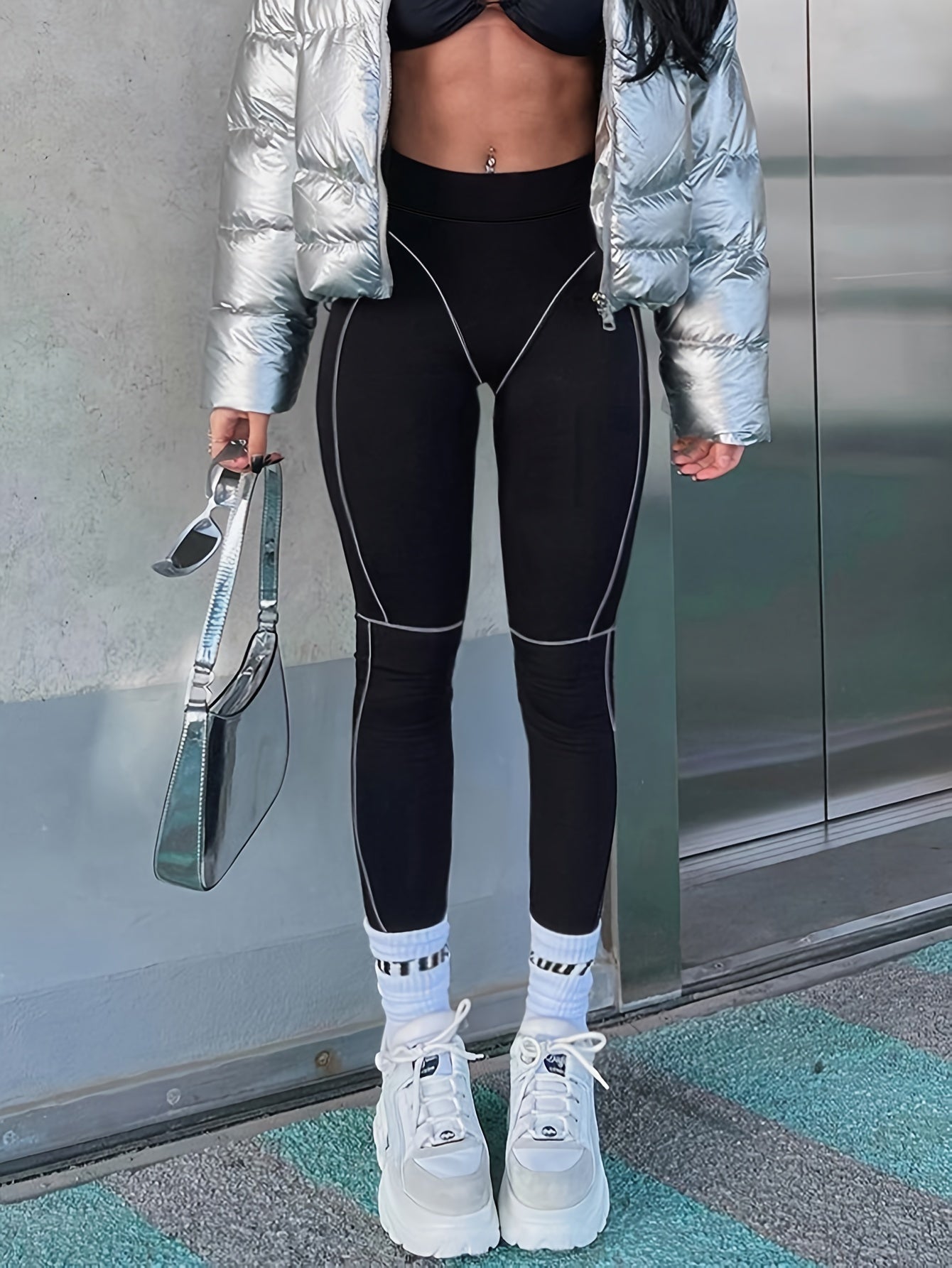 Black leggings with contrasting stitching, high waist