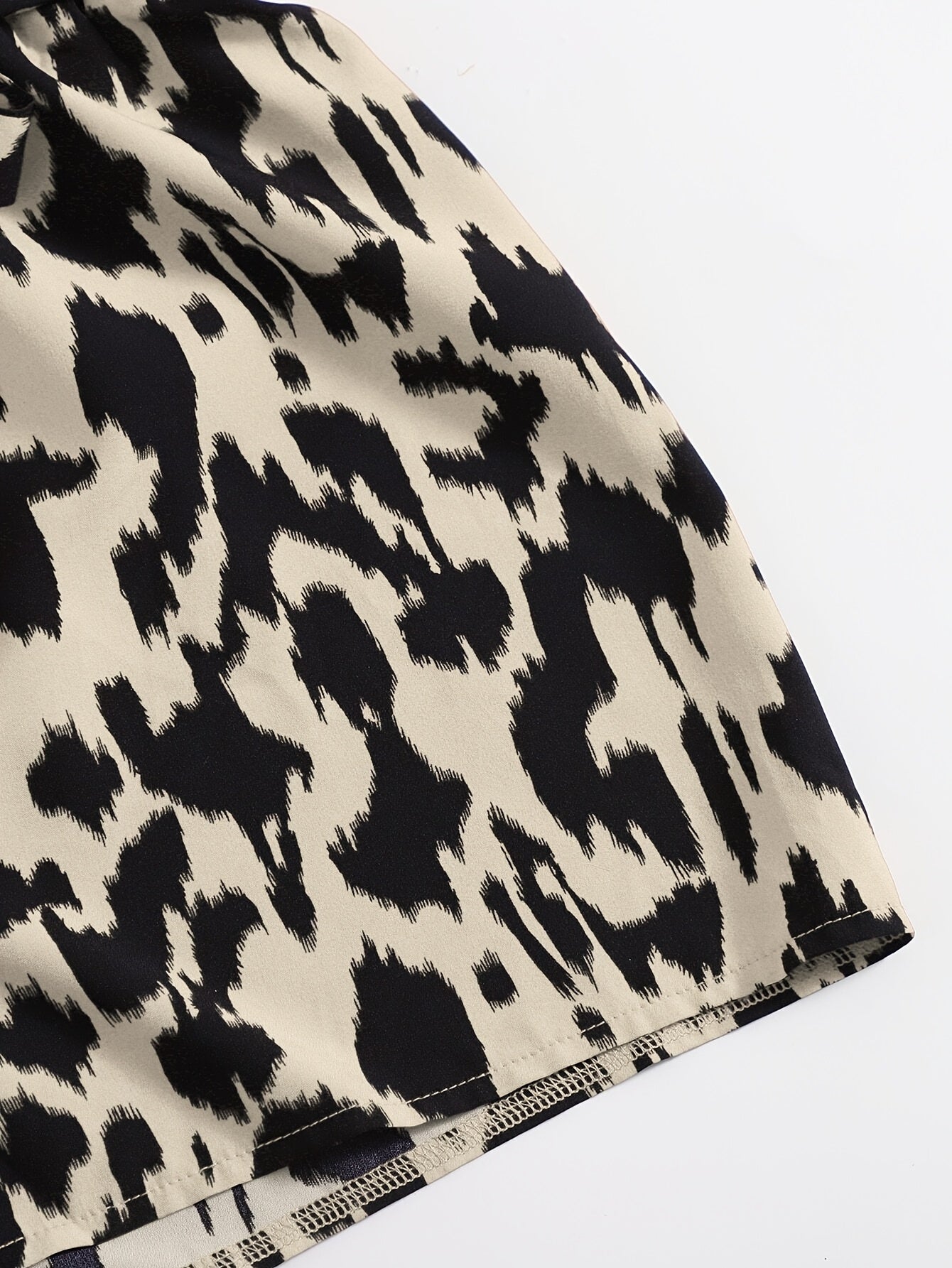 Damen Zweiteiler Set mit One-Shoulder Top und Animal Print Shorts – Elegantes Sommer Outfit