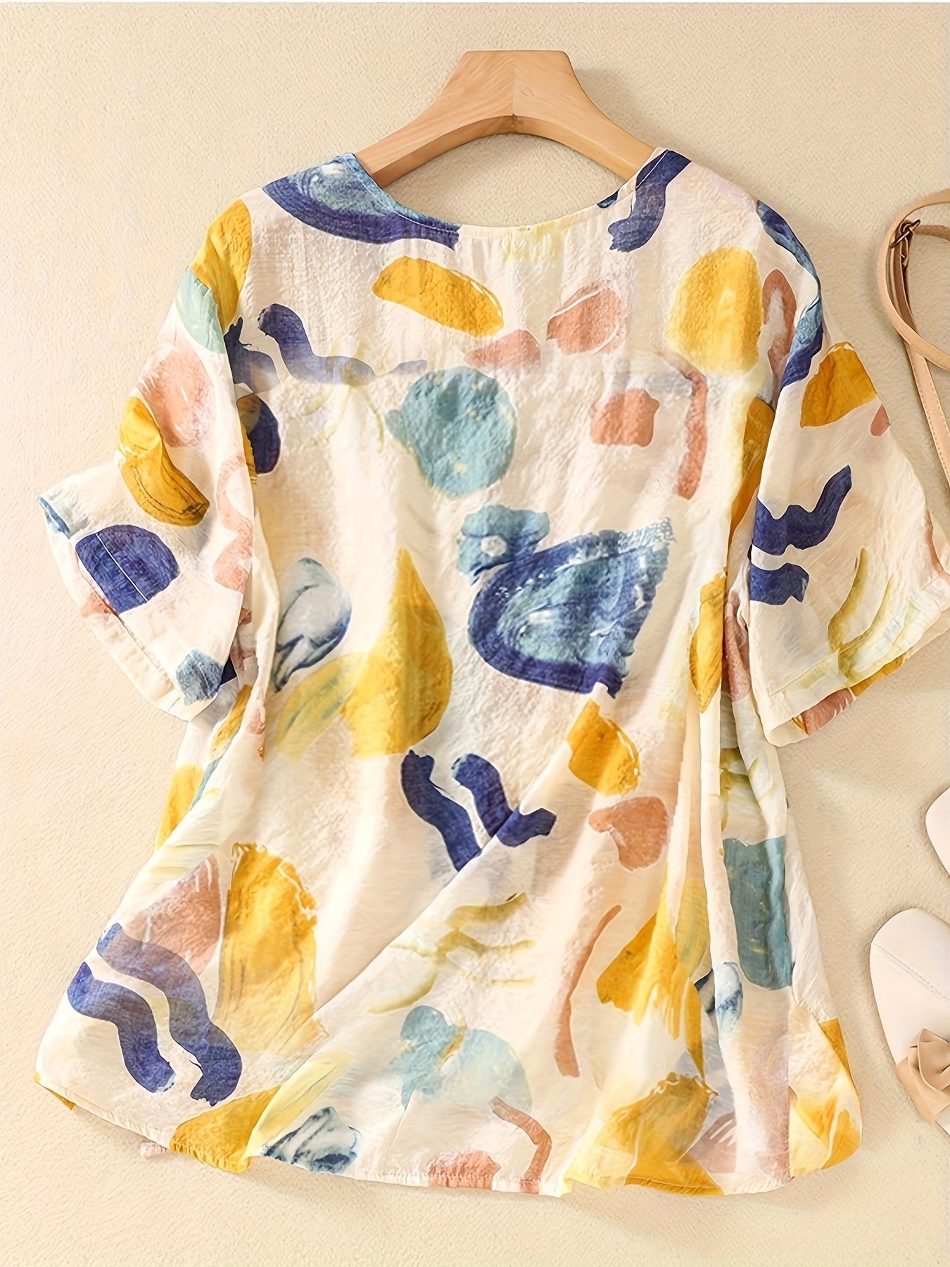 Women's blouse with abstract pattern and loose fit – Fashionable short-sleeve blouse for everyday and leisure wear