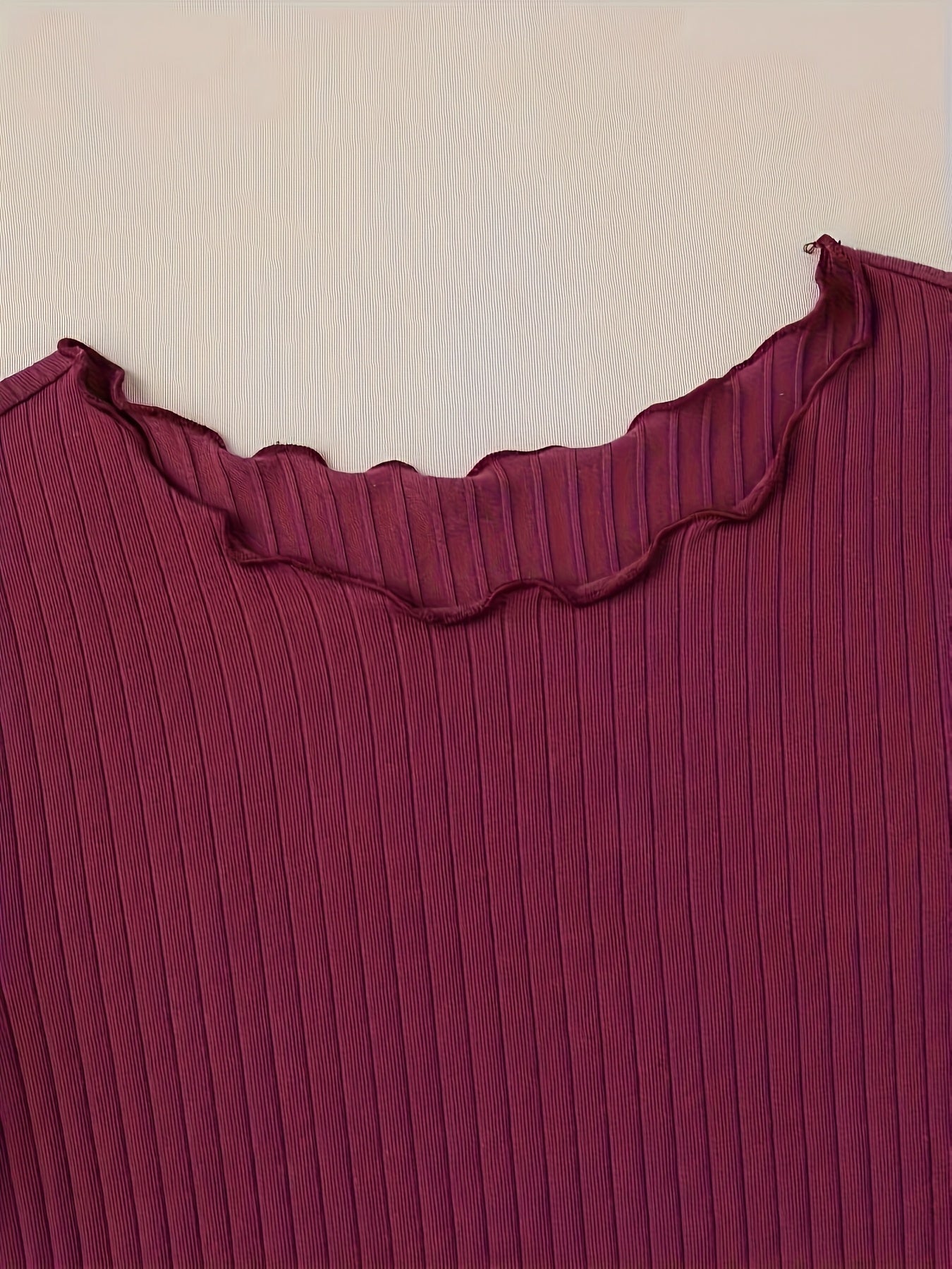 Women's short-sleeve ribbed top with wavy hem – fashionable basic for everyday and office wear