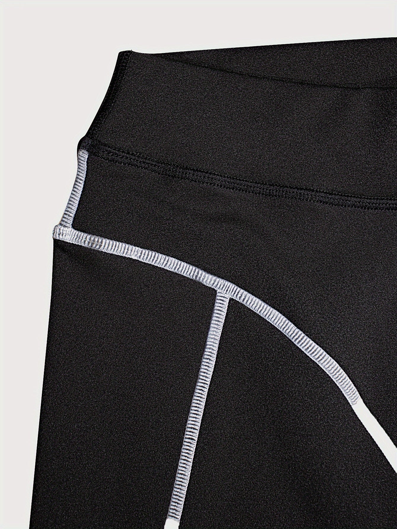 Black leggings with contrasting stitching, high waist