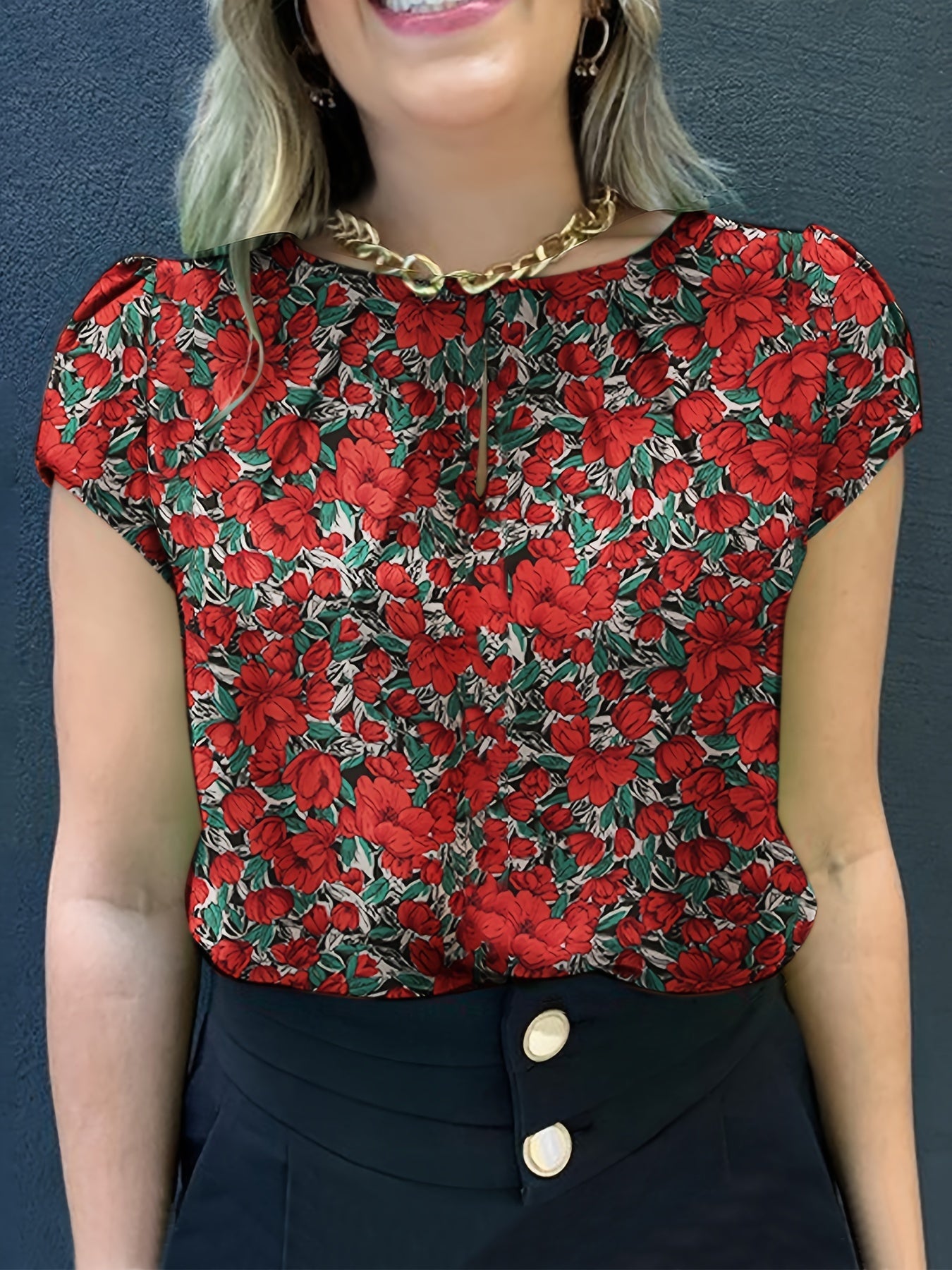 Women's blouse with floral pattern and short sleeves – Elegant style for office and leisure