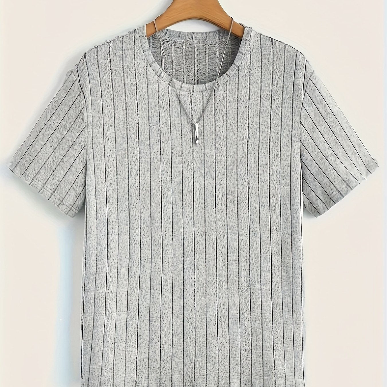 Men's T-Shirt with Vertical Texture Pattern – Modern Short-Sleeve Shirt for Everyday and Leisure