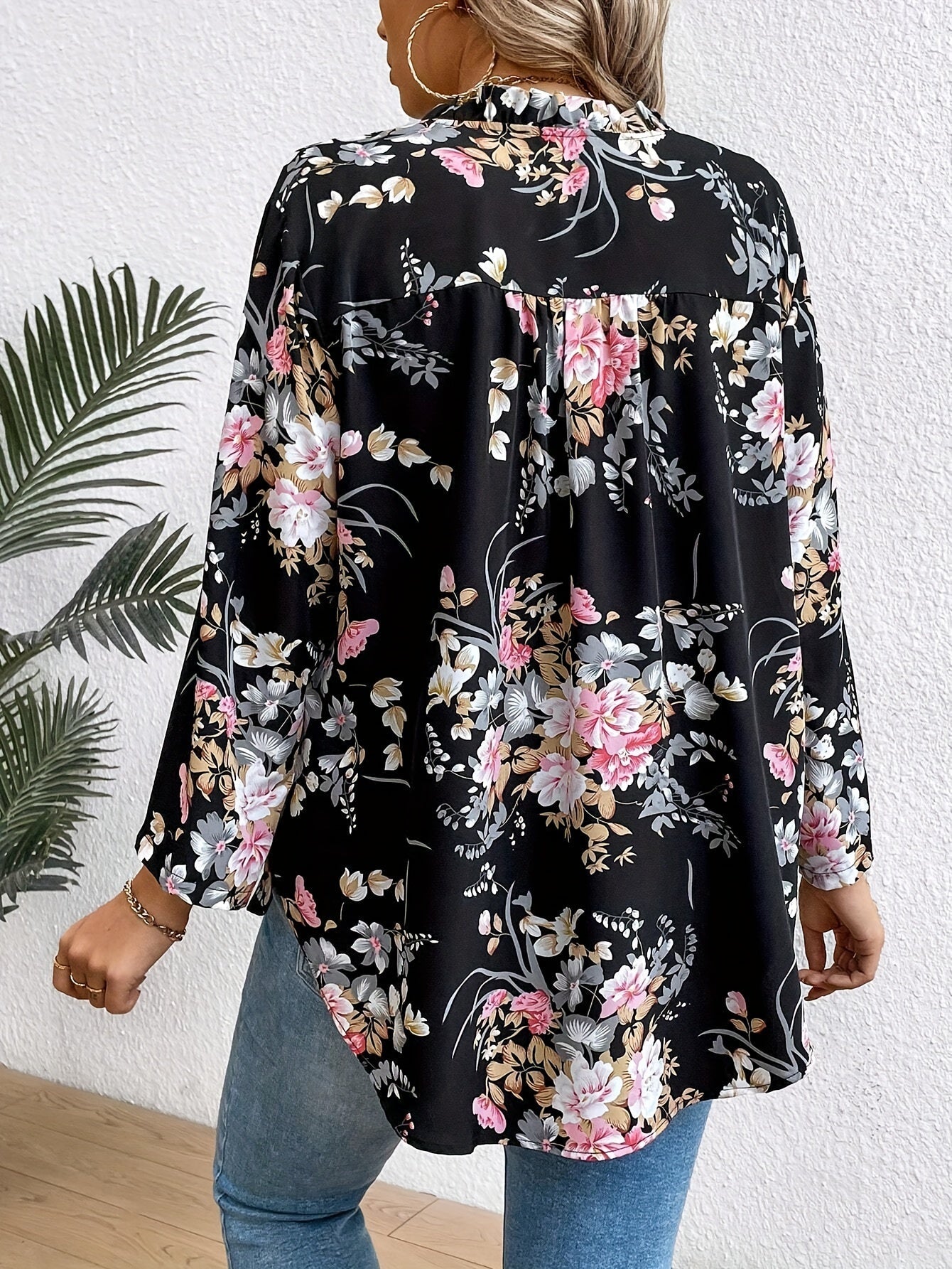 Women's Elegant Blouse with Floral Pattern and V-Neck – Perfect for Everyday & Office