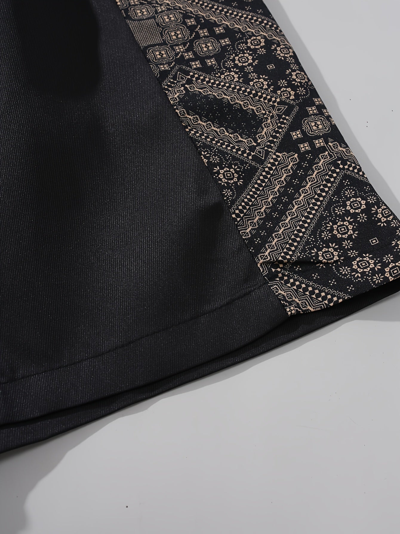 Men's streetwear shorts with graphic pattern and modern design – perfect for casual wear and urban style