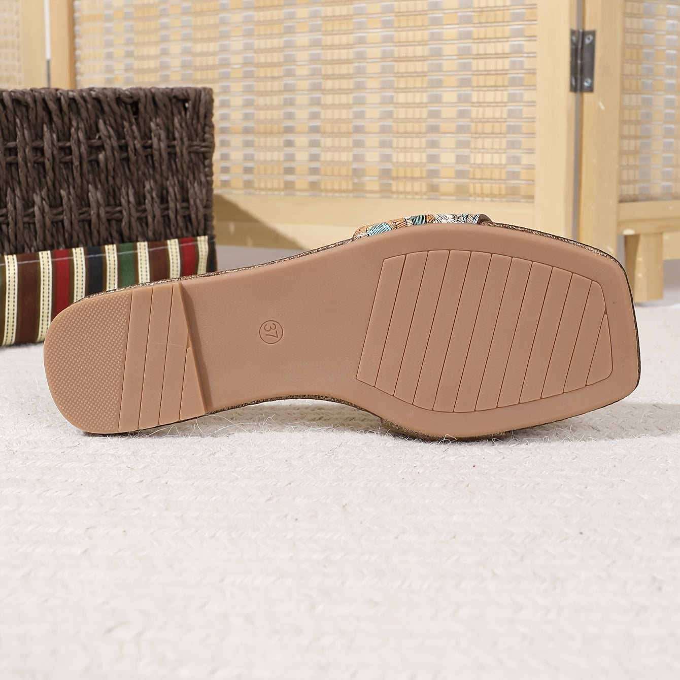 Women's slip-on shoes with paisley pattern and modern design – stylish summer shoes for everyday and leisure use