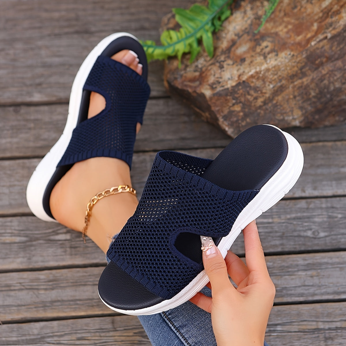 Women's sporty slip-on sandals with mesh design for everyday and leisure use