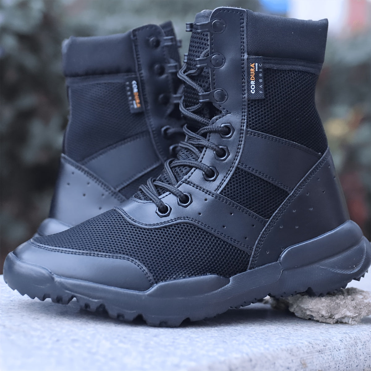 Hohe Schwarze Stiefel mit Schnürung und Netzdetails