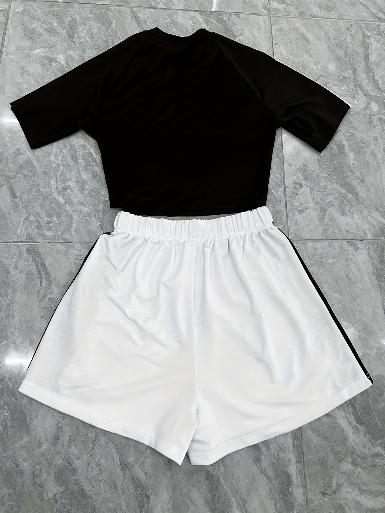 Women's Sports Two-Piece Set – Trendy Crop Top & Shorts for Fitness and Leisure