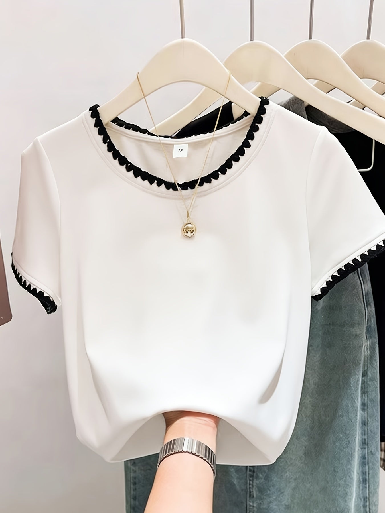Women's blouse with wave hem and elegant round neckline – stylish casual and office wear