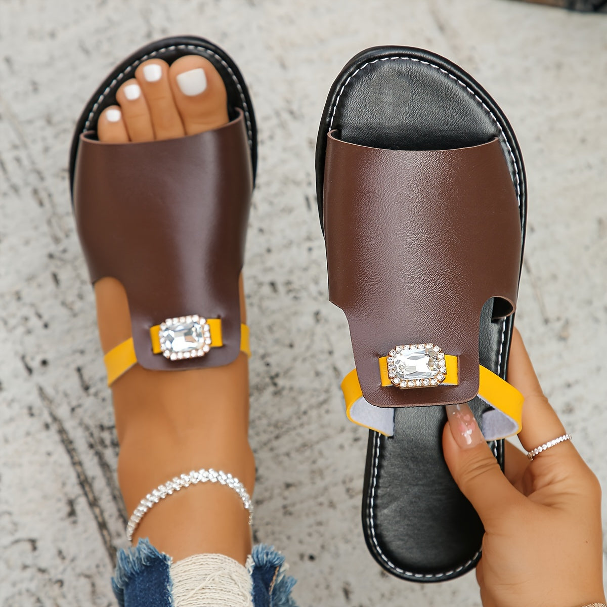 Women's slide sandals with gemstones – fashionable flats for everyday and vacation