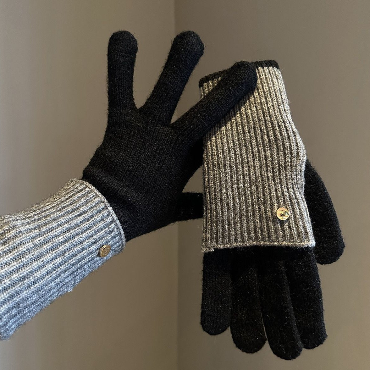 Two-tone knitted gloves with detachable mittens