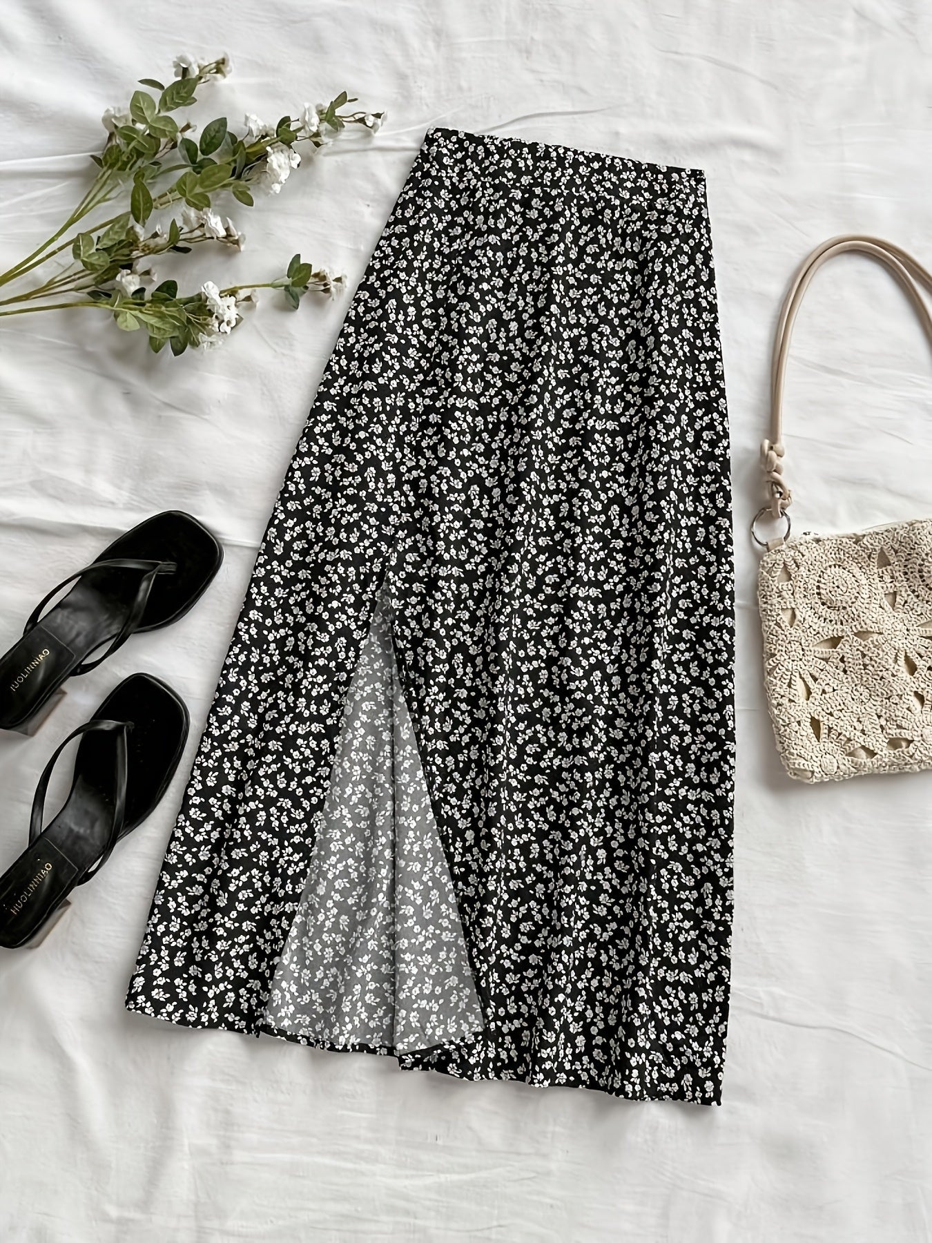 Women's midi skirt with floral pattern and slit – feminine A-line summer skirt for leisure & vacation