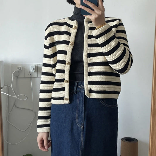 Jacqueline – Schlanker Damenstrick-Cardigan mit Streifen