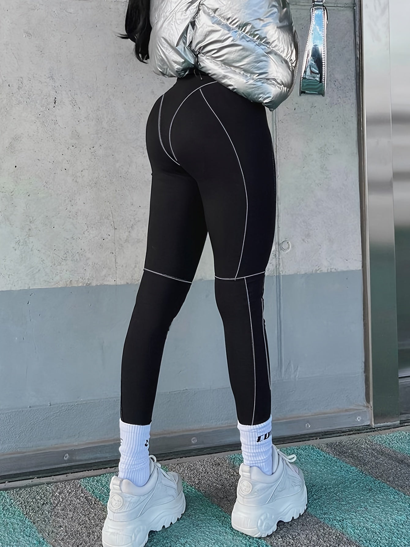 Black leggings with contrasting stitching, high waist