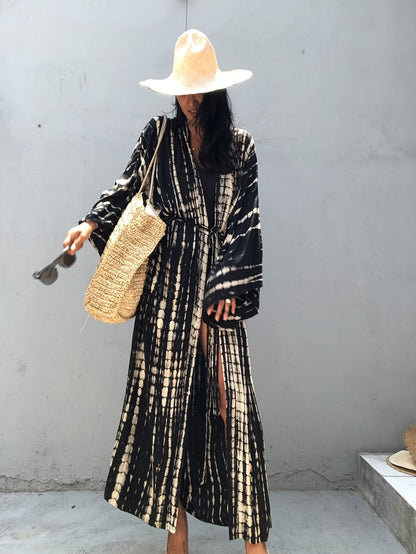 Women's maxi kimono with graphic pattern – Elegant vacation cover-up in boho style