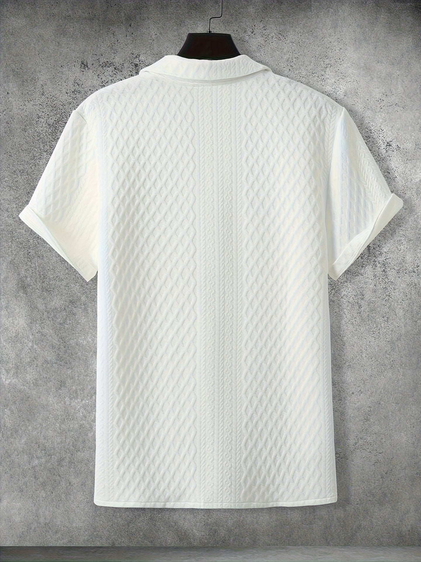 Men's short-sleeve shirt with textured pattern and notch collar – modern casual shirt for stylish occasions