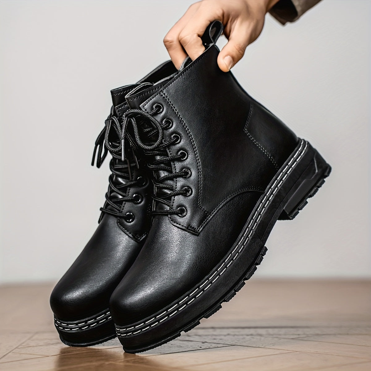 Schwarze Schnürstiefeletten mit dicker Sohle und Kontrastnaht