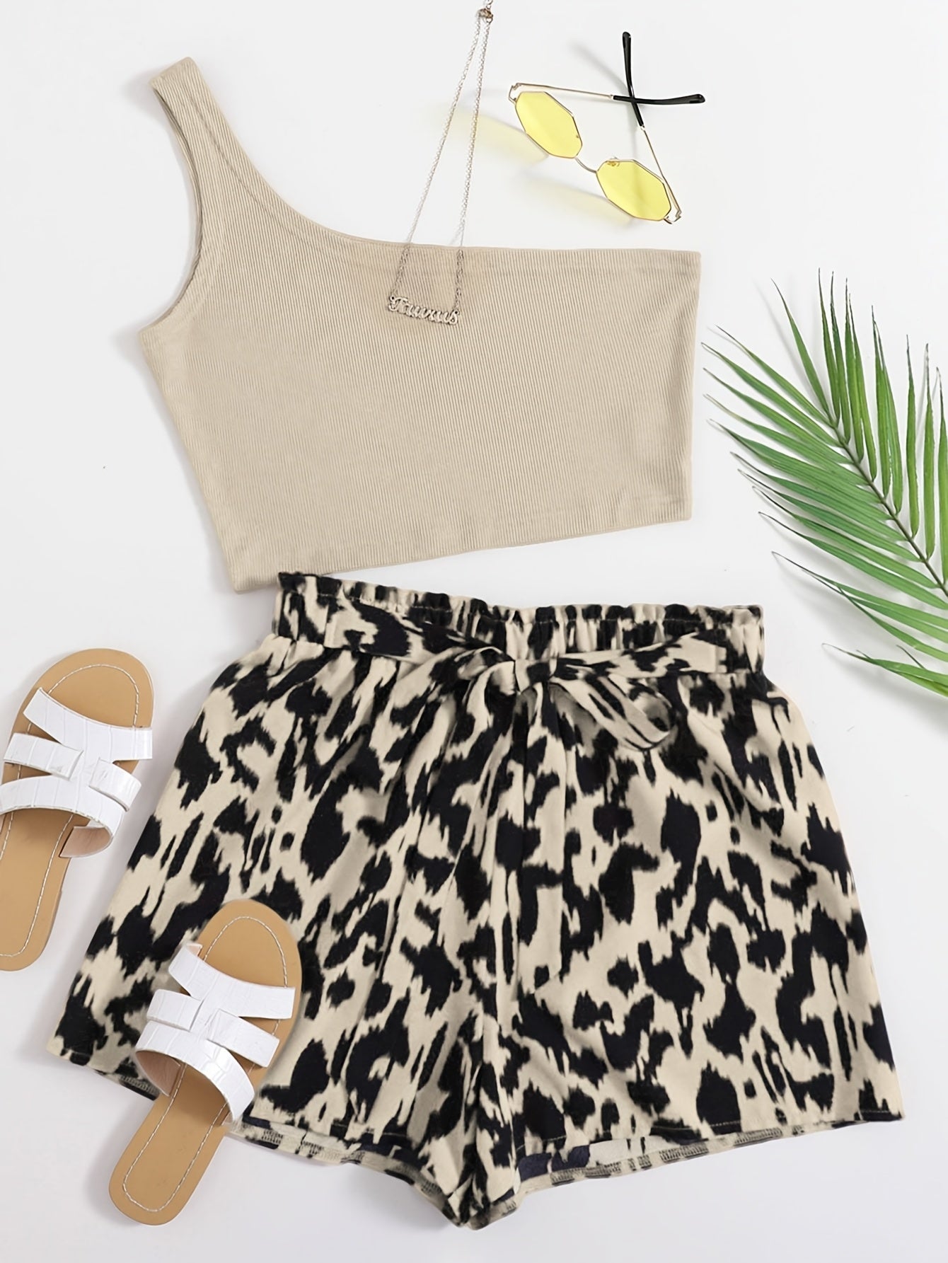 Damen Zweiteiler Set mit One-Shoulder Top und Animal Print Shorts – Elegantes Sommer Outfit