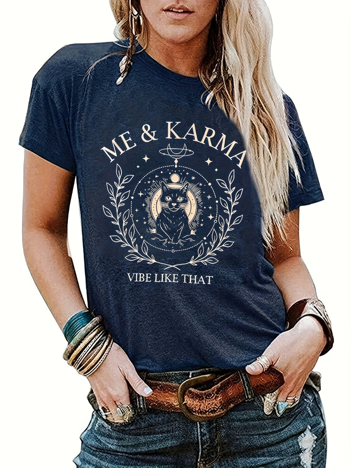 Damen Vintage T-Shirt mit Katze und Karma Spruch – Mystischer Boho Stil, Freizeit & Statement Mode