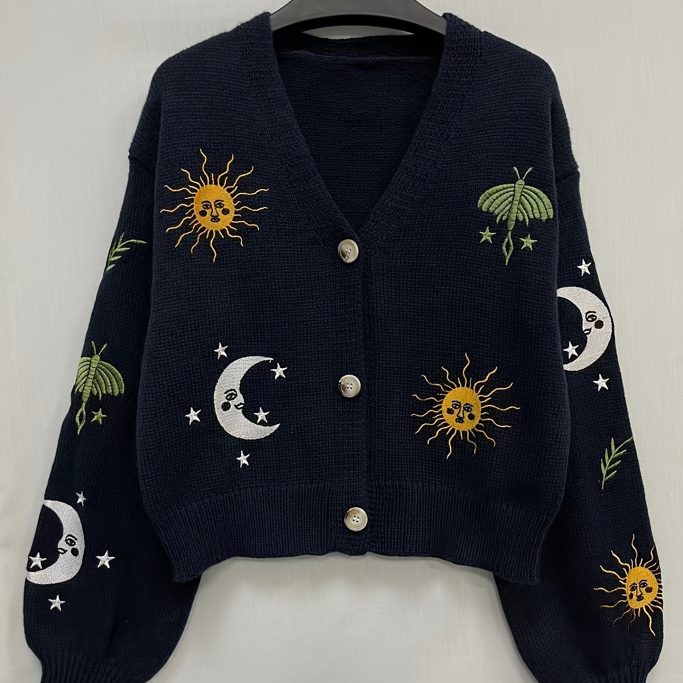 Cardigan Strickjacke mit Sonnen-, Mond- & Mottenstickerei