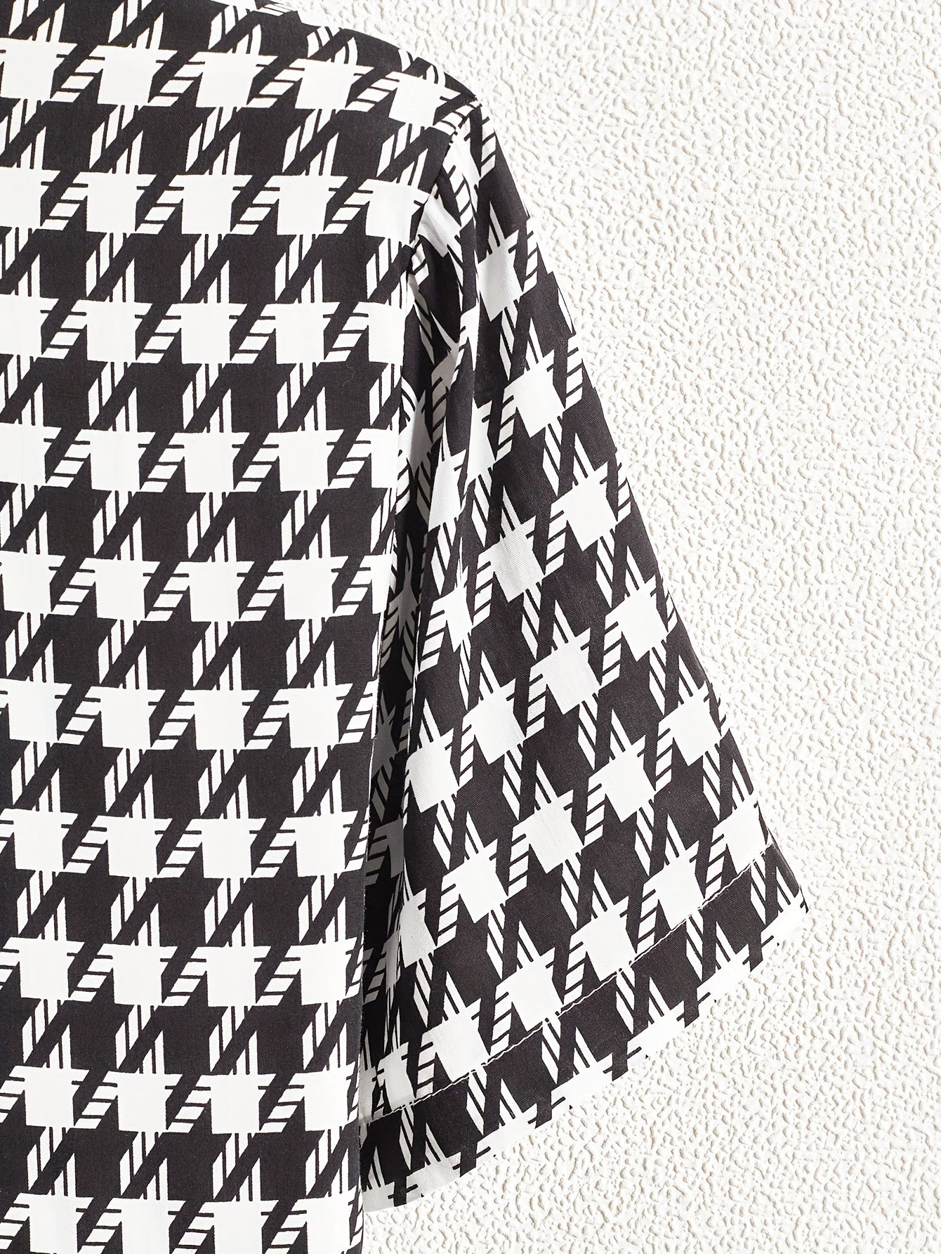 Men's Short-Sleeve Casual Shirt with Modern Geometric Pattern – Stylish Resort Shirt for Summer and Vacation