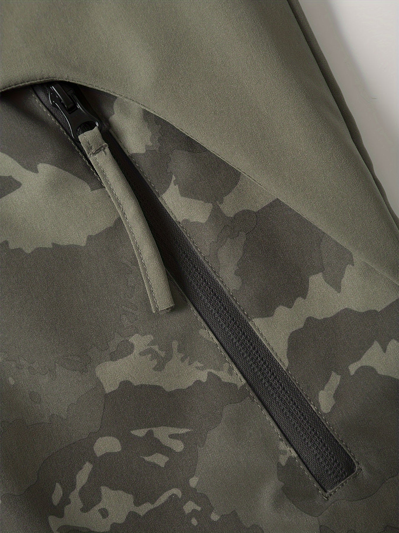 Men's camouflage jacket with hood and zipper