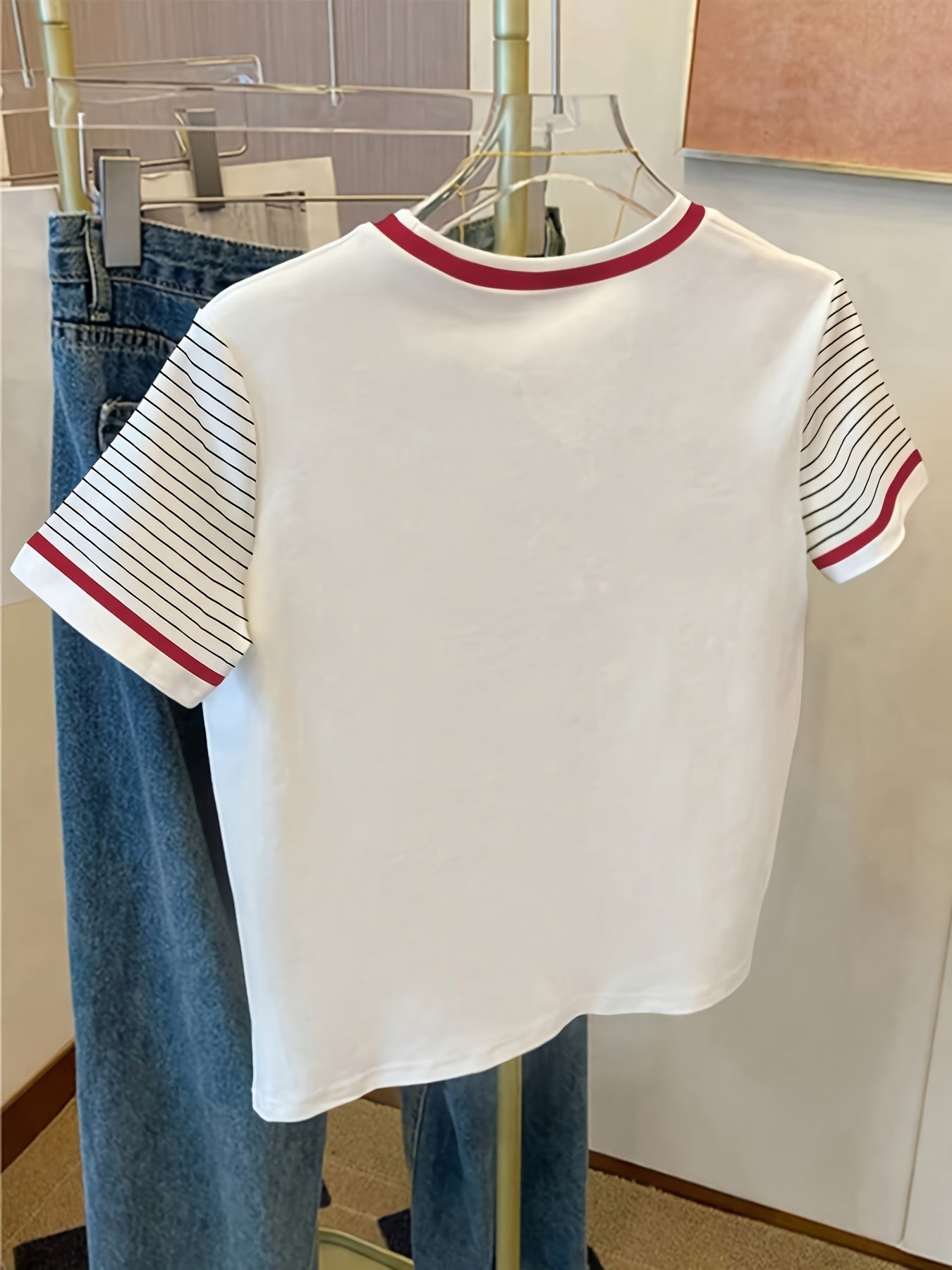 Women's T-shirt with Unicorn Logo and Striped Sleeves – Casual Wear with a Modern Style