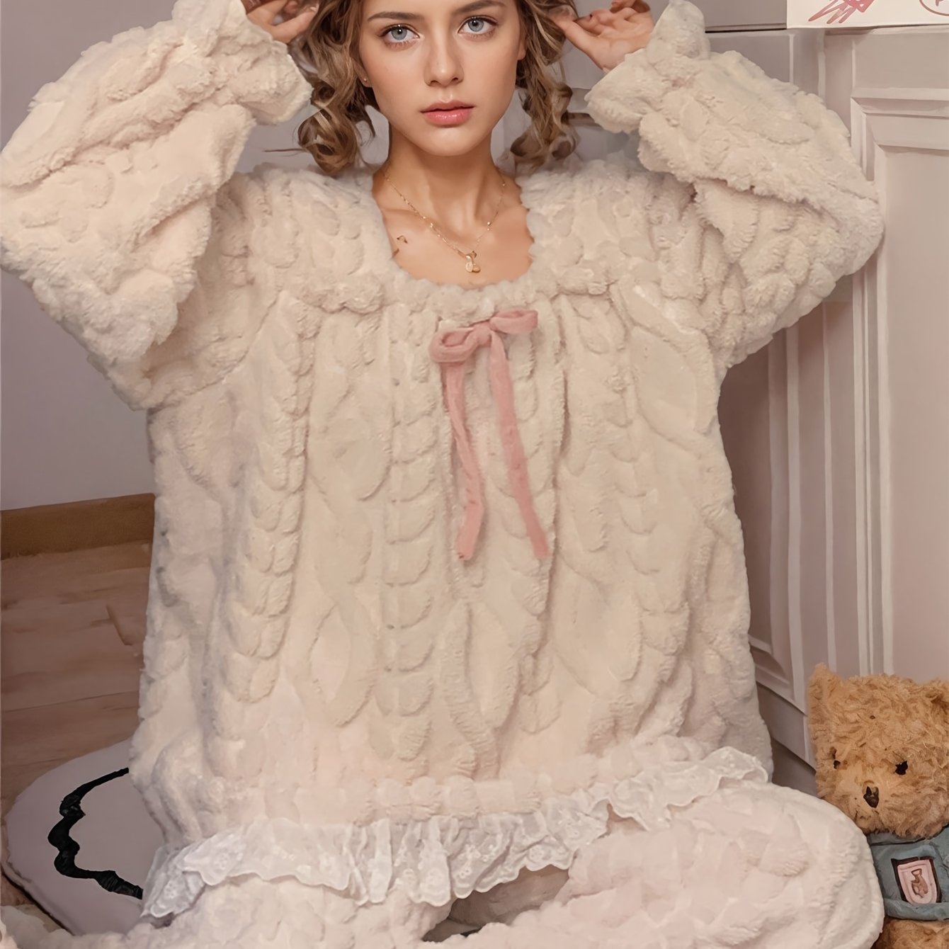 Damen Schlafanzug Flauschig Beige Rüschen Zopfmuster