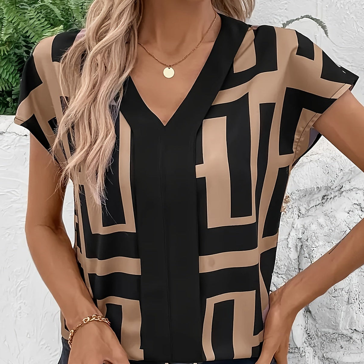Women's blouse with graphic pattern and V-neck – Elegant style for office and leisure