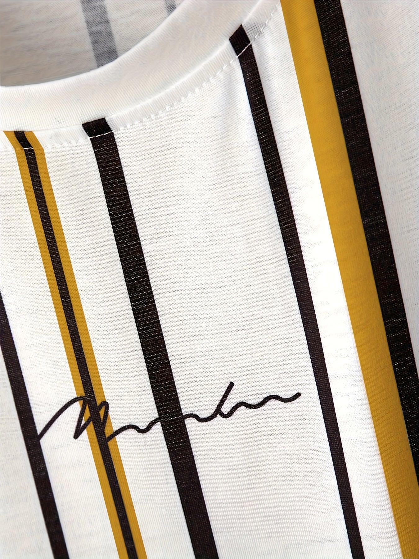 Men's T-shirt with vertical stripe pattern and modern print – Stylish casual shirt