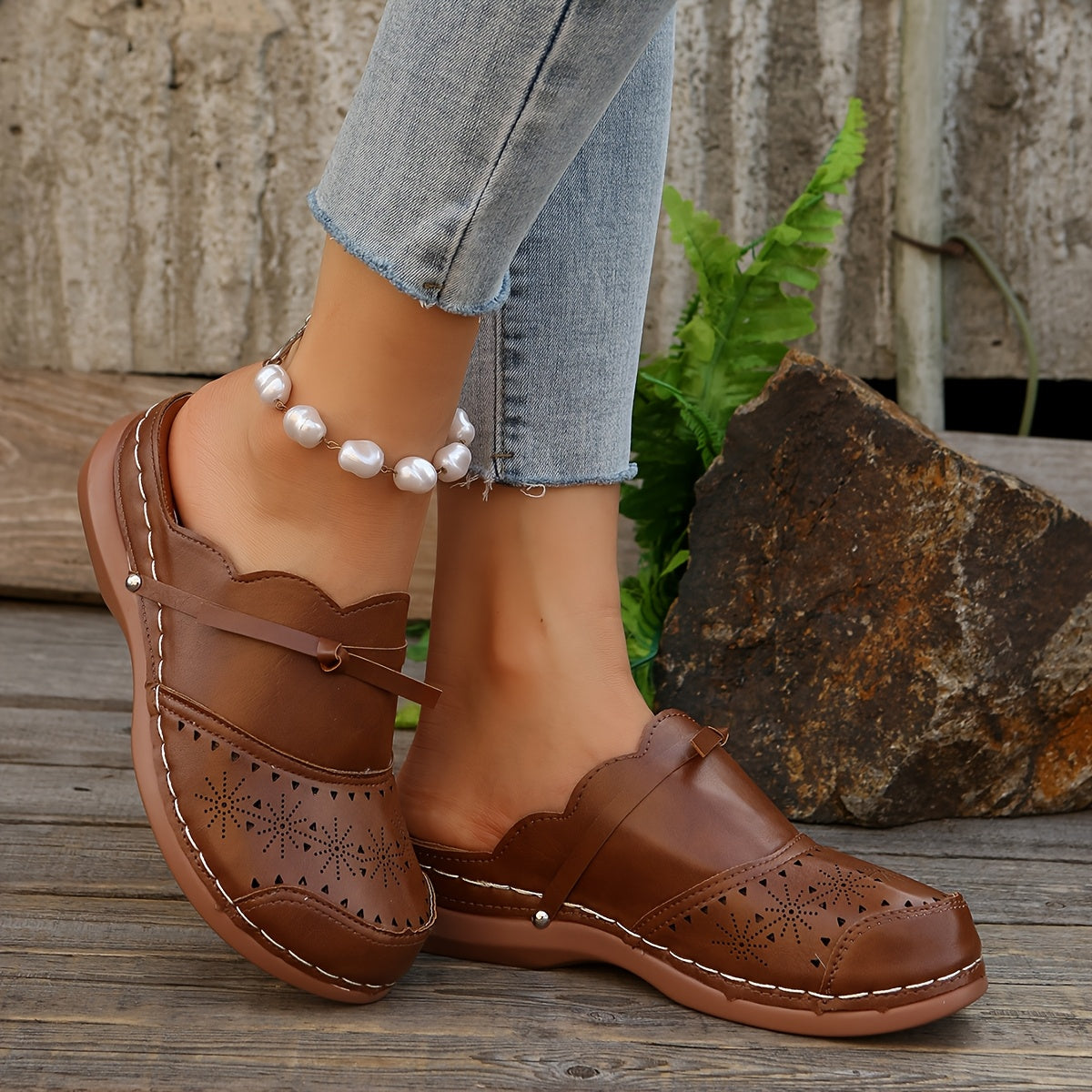 Women's Vintage Slide Sandals with Perforated Pattern and Platform Heel – Comfortable Slip-On Shoes for Everyday and Leisure