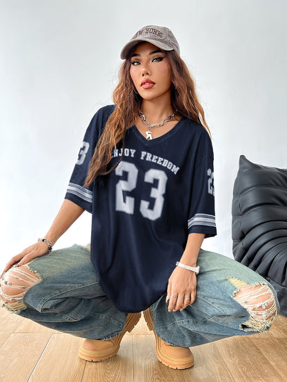 Women's streetwear oversized jersey shirt with number print and wide destroyed jeans – urban casual look