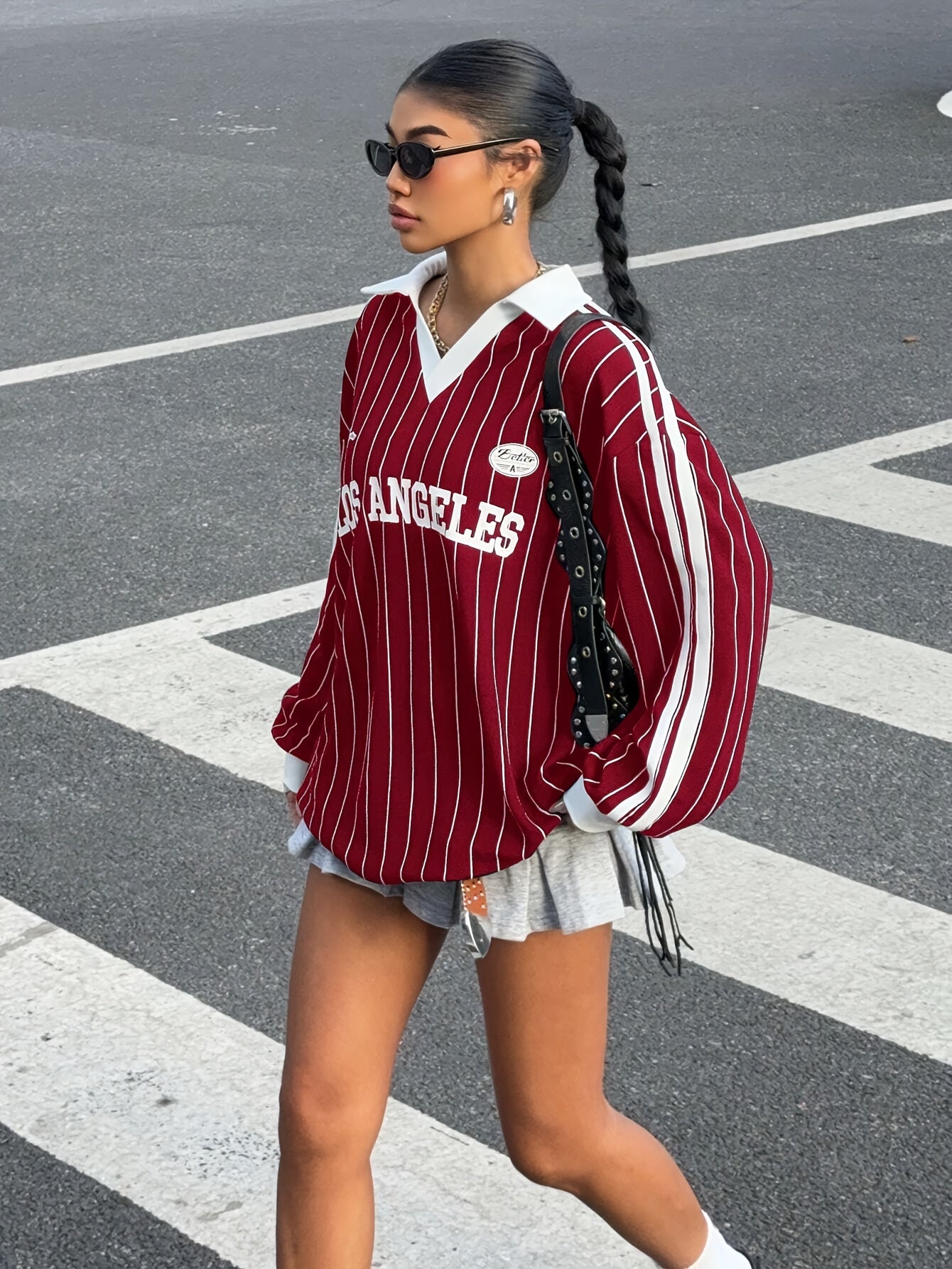 Loose Fit Langarmshirt mit V-Ausschnitt, Kragen und Los Angeles-Print, Rot-Weiß gestreift
