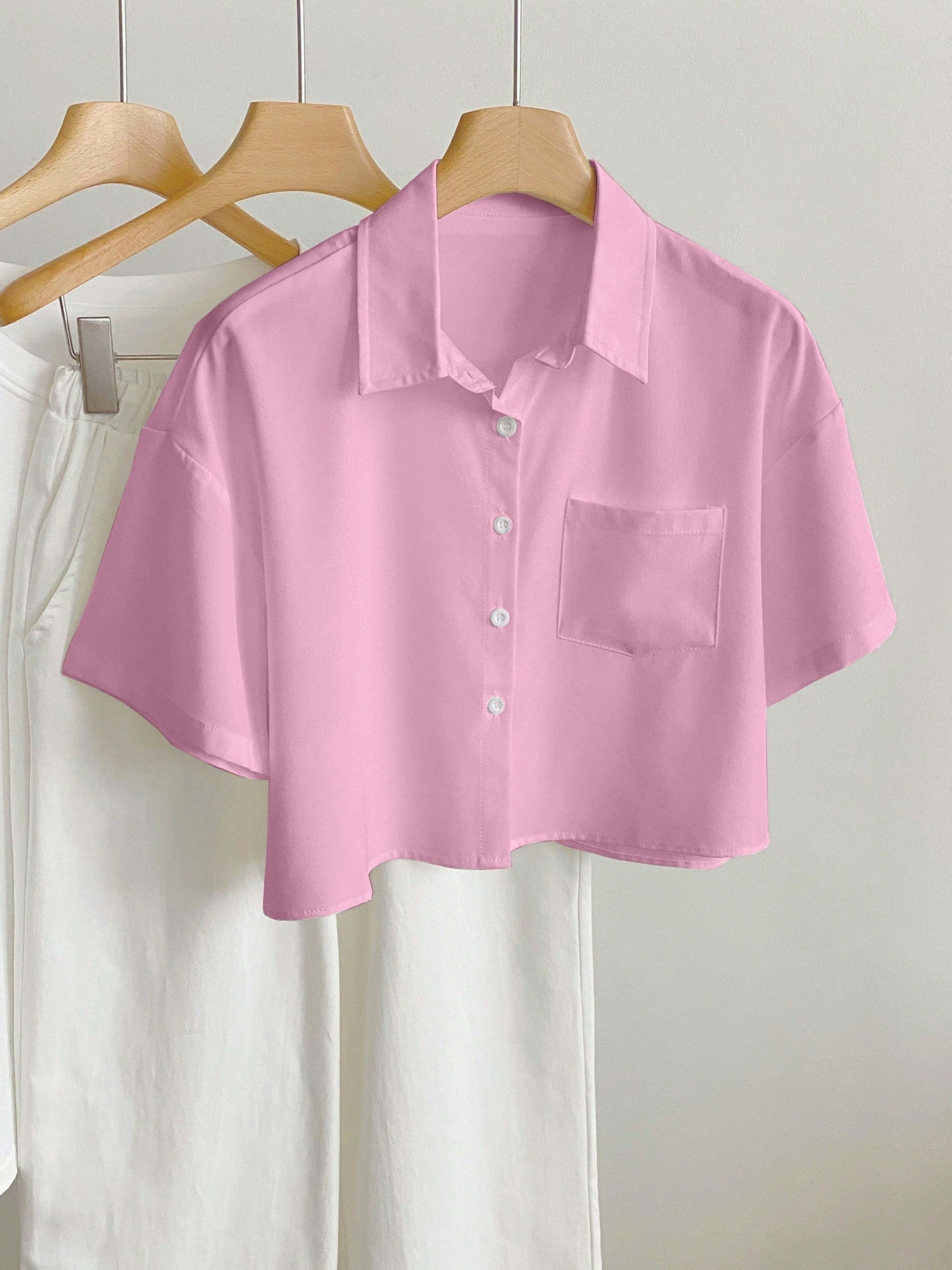 Women's short-sleeve blouse with crop cut and chest pocket – modern casual shirt