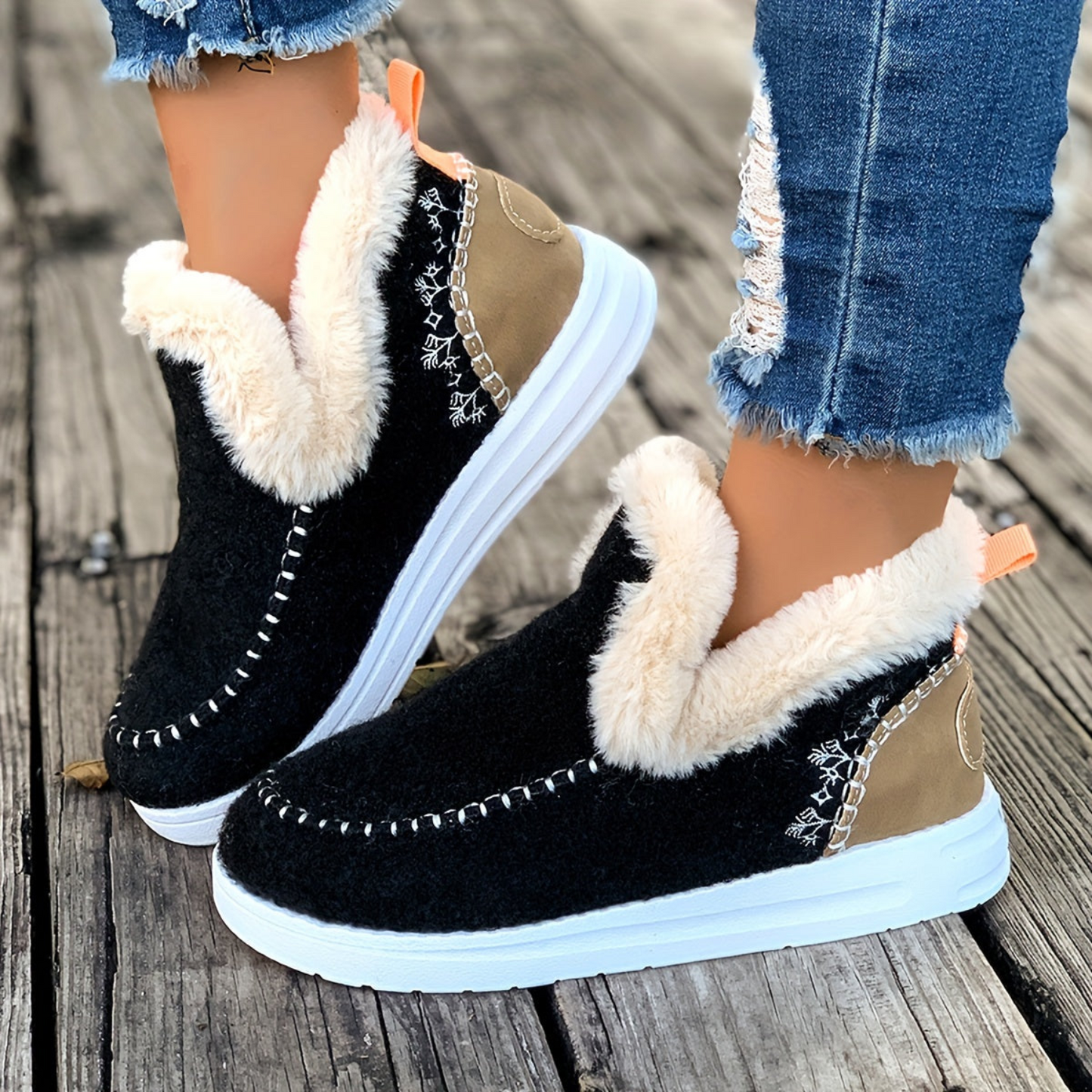 Women's warm slippers with faux fur lining & embroidery