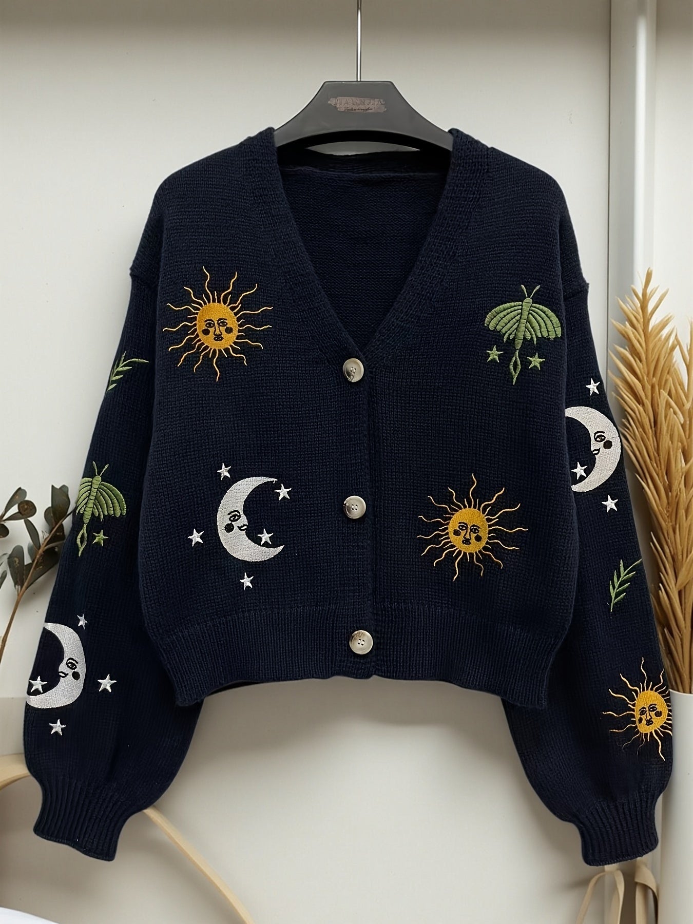 Cardigan Strickjacke mit Sonnen-, Mond- & Mottenstickerei