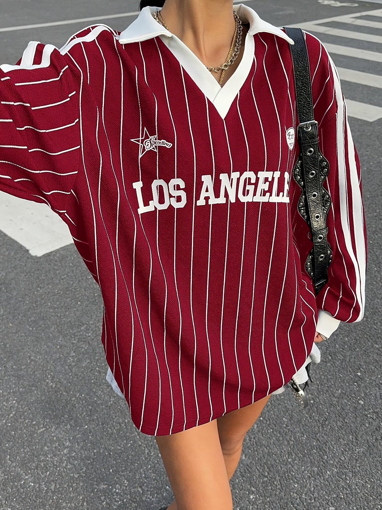 Loose Fit Langarmshirt mit V-Ausschnitt, Kragen und Los Angeles-Print, Rot-Weiß gestreift