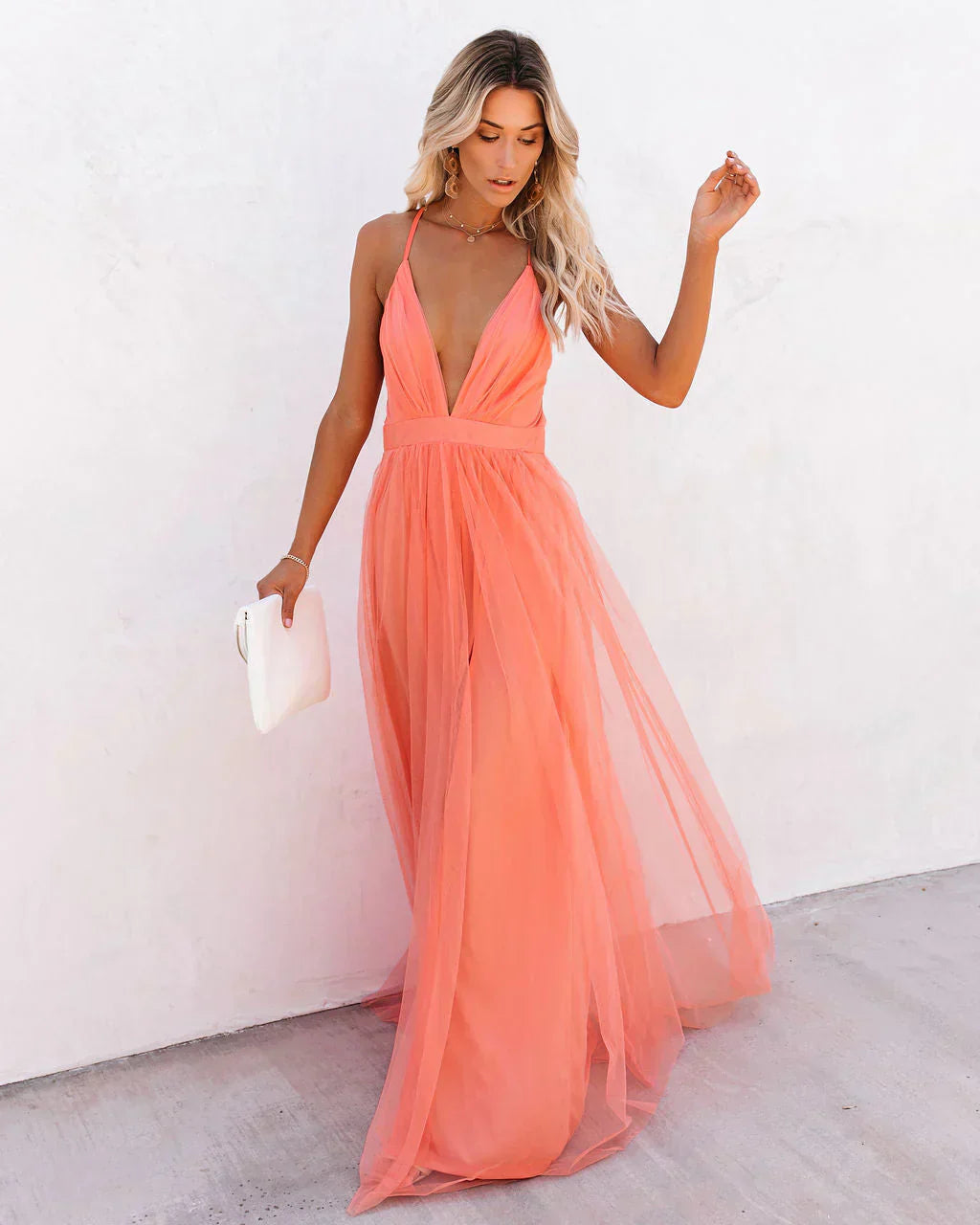 Women's Long Dress Elegant Summer Celebration Evening Wear with Thin Shoulder Straps and V-Neckline